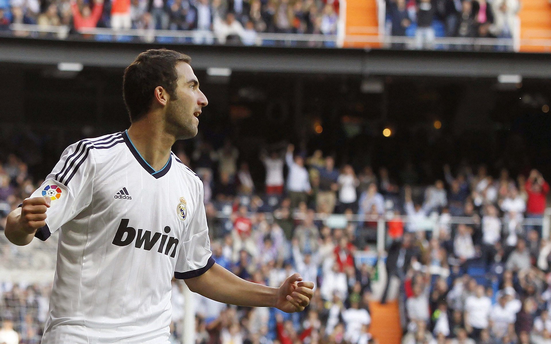 曼联在关键比赛中取胜，稳扎稳打追赶榜首